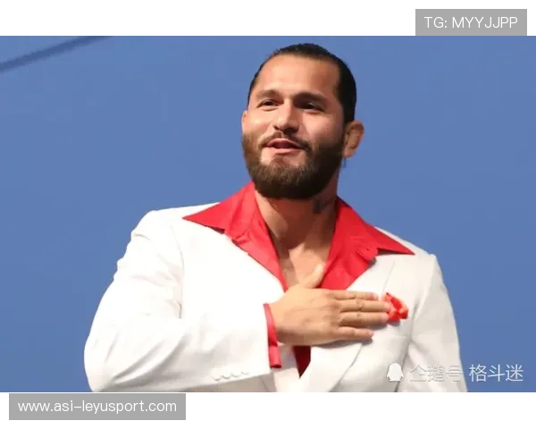 UFC复盘飞膝终结画面被全球讨论