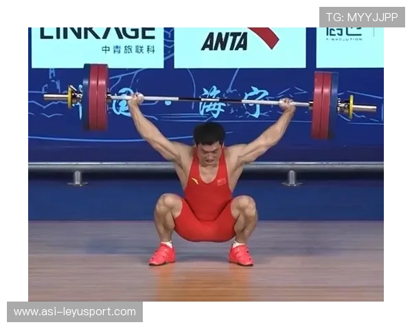举重选手挺举动作干脆利索